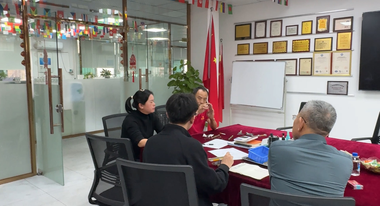 世世通与客户沟通确认螺丝选型